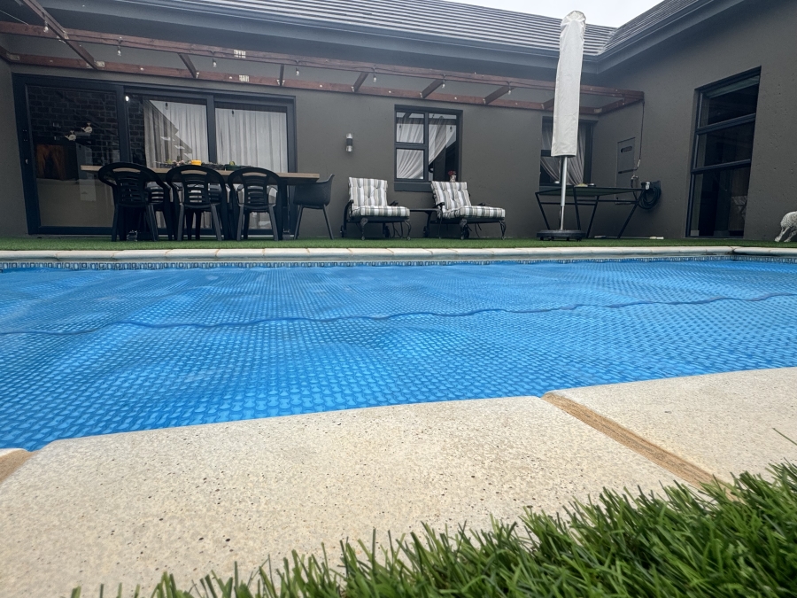 4 Bedroom Property for Sale in Outeniquasbosch Western Cape